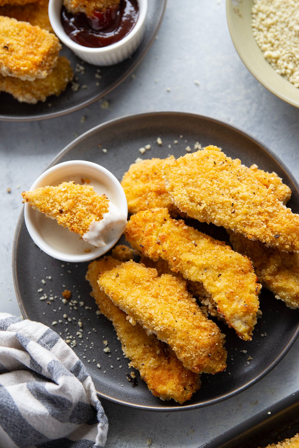 Super crispy and baked in minutes in the oven, these crispy oven chicken tenders are quick to prepare and always a hit!