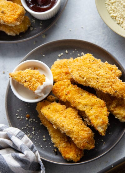 Super crispy and baked in minutes in the oven, these crispy oven chicken tenders are quick to prepare and always a hit!