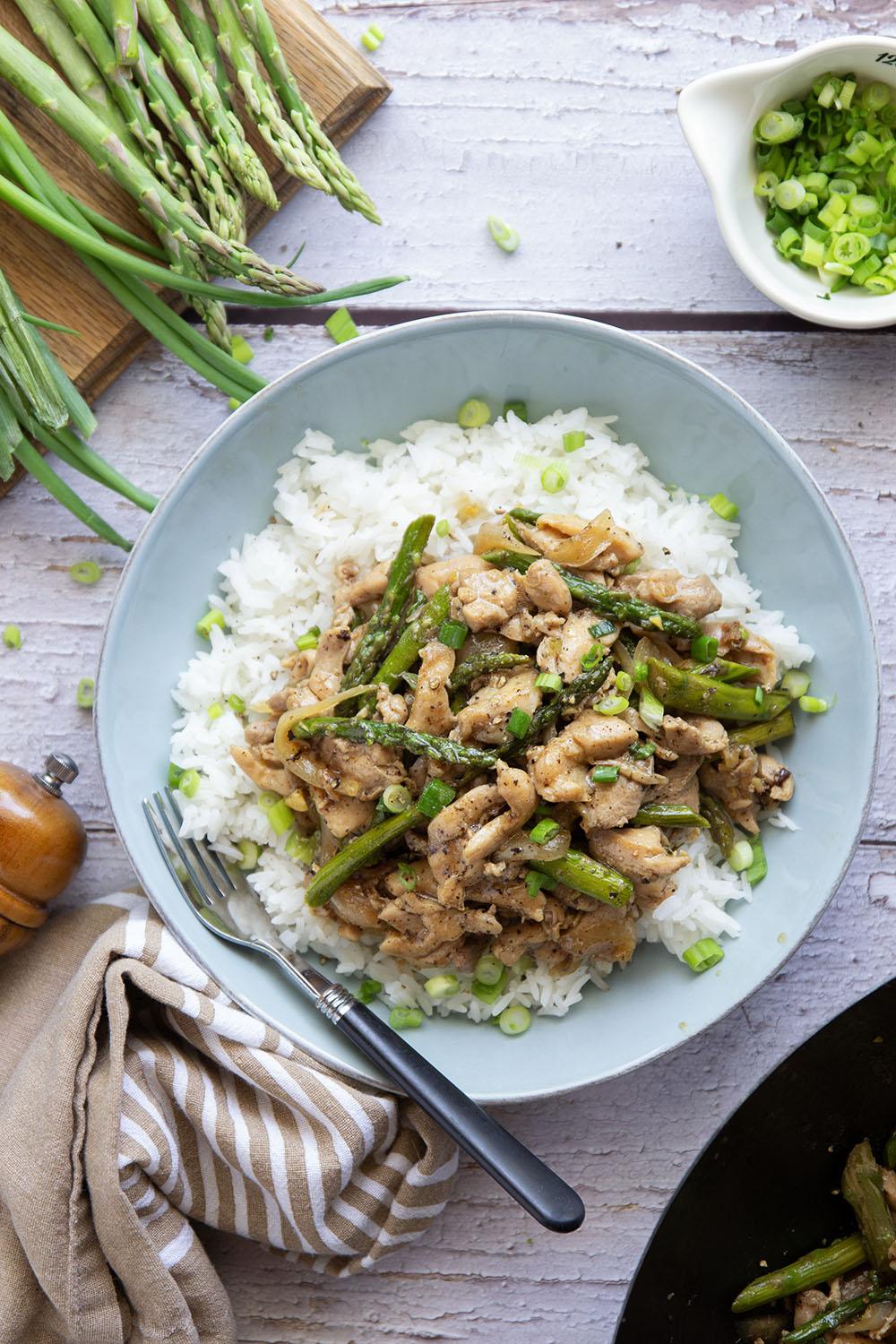 Dinner's on in only 30 minutes with this simple asparagus and chicken stir fry! Tender asparagus and juicy chicken are stir fried in minutes in a quick and flavorful soy ginger garlic sauce.