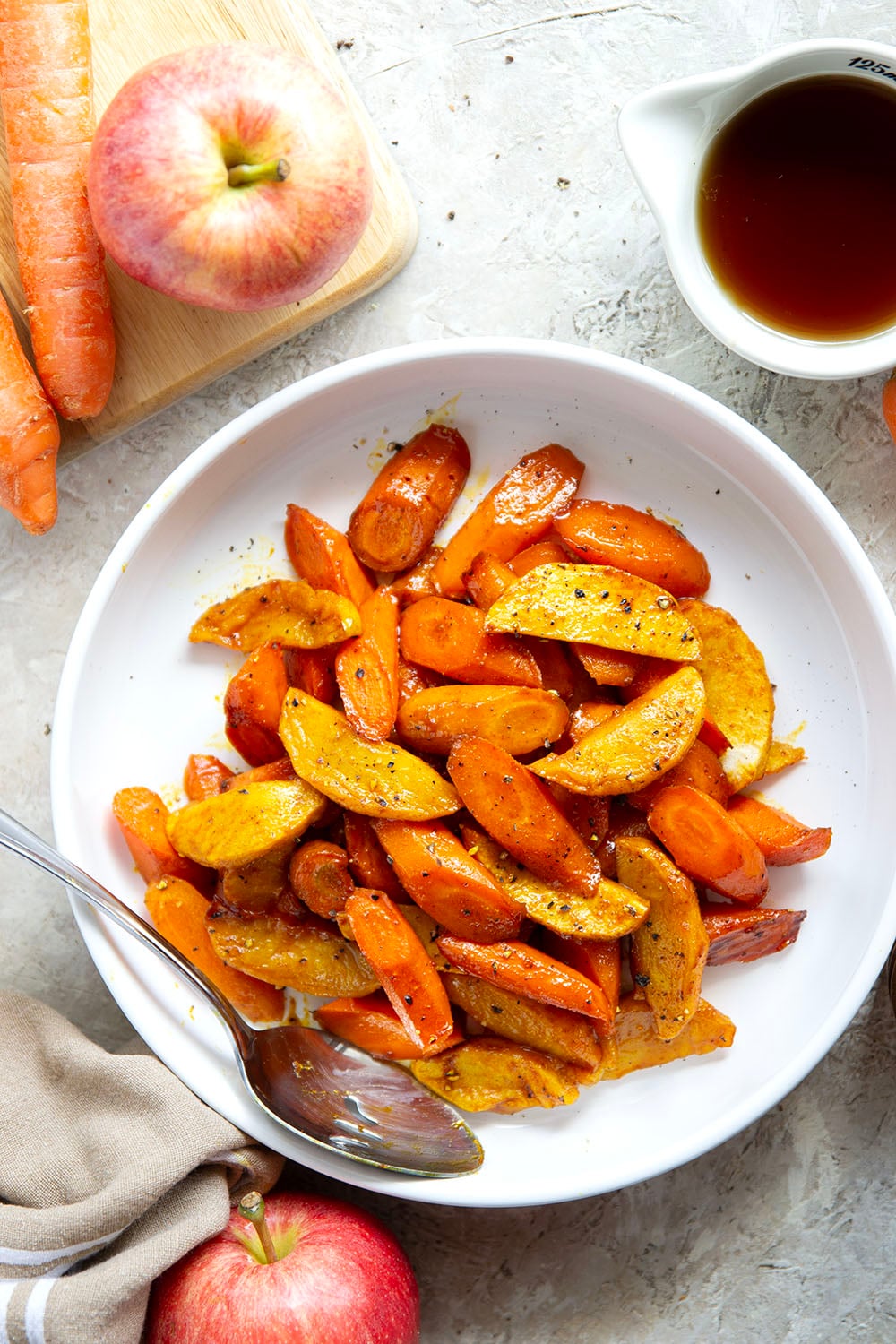 Roasted in maple syrup and warming Moroccan spices, these Moroccan roasted carrots and apples are an easy side dish that goes well with any fall meal.