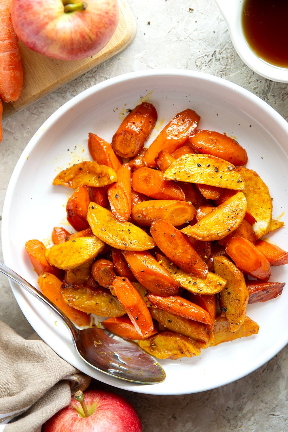 Roasted in maple syrup and warming Moroccan spices, these Moroccan roasted carrots and apples are an easy side dish that goes well with any fall meal.
