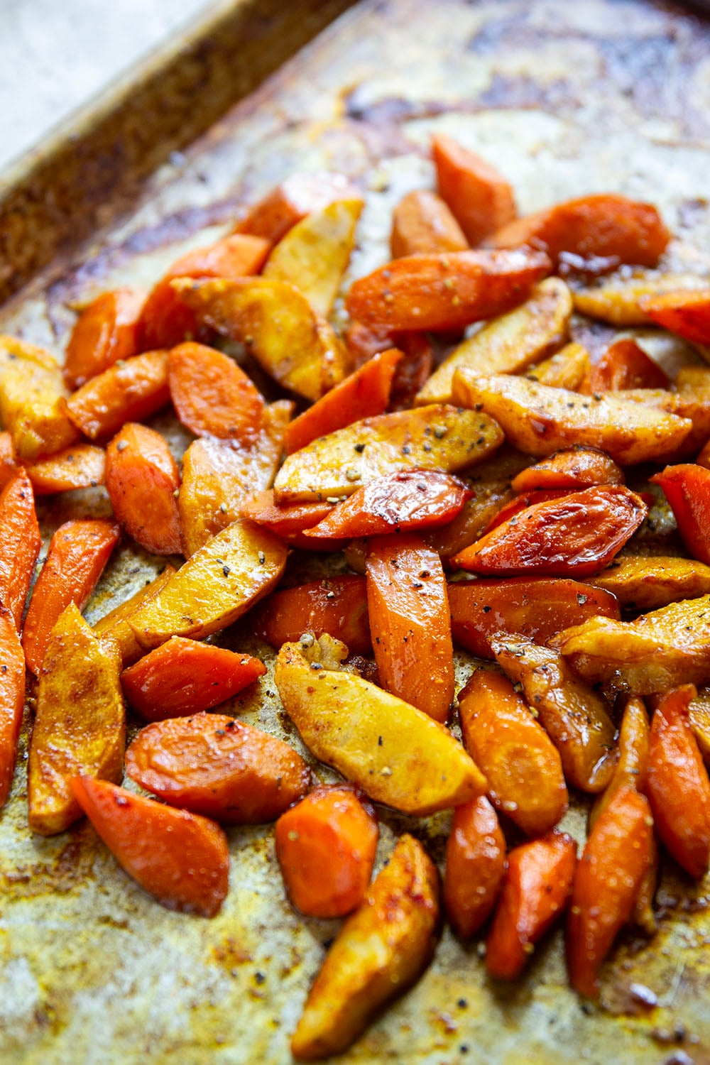 Roasted in maple syrup and warming Moroccan spices, these Moroccan roasted carrots and apples are an easy side dish that goes well with any fall meal.