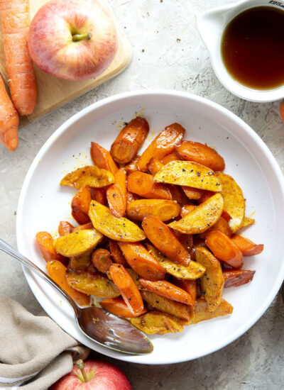 Roasted in maple syrup and warming Moroccan spices, these Moroccan roasted carrots and apples are an easy side dish that goes well with any fall meal.