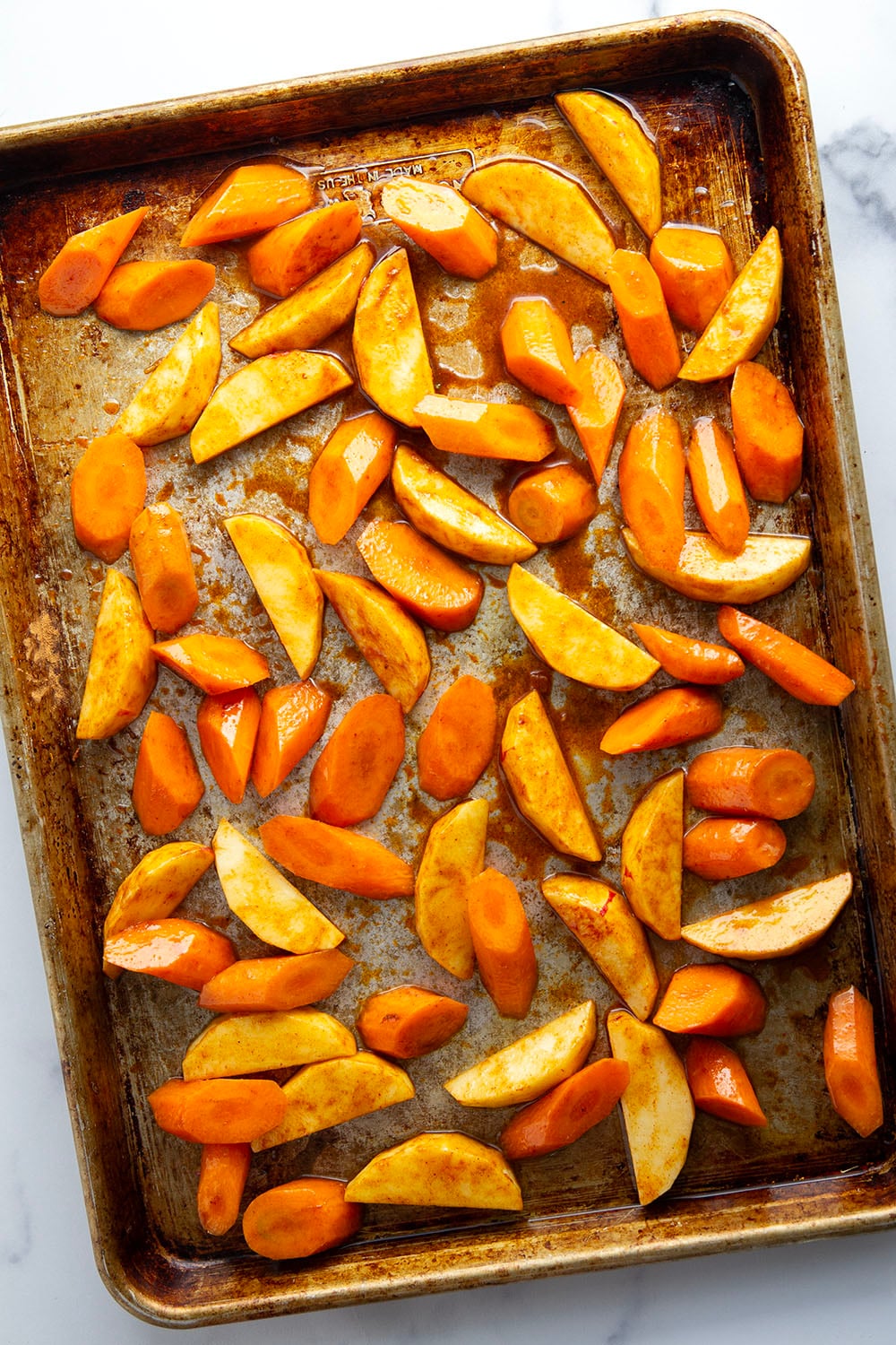 Roasted in maple syrup and warming Moroccan spices, these Moroccan roasted carrots and apples are an easy side dish that goes well with any fall meal.