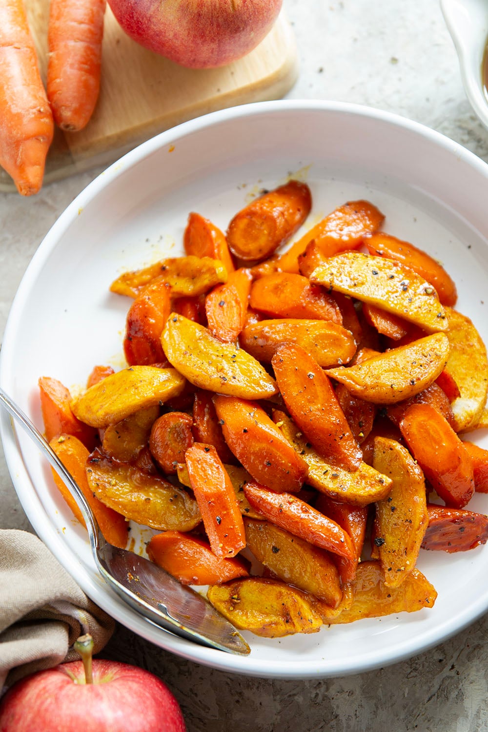 Roasted in maple syrup and warming Moroccan spices, these Moroccan roasted carrots and apples are an easy side dish that goes well with any fall meal.
