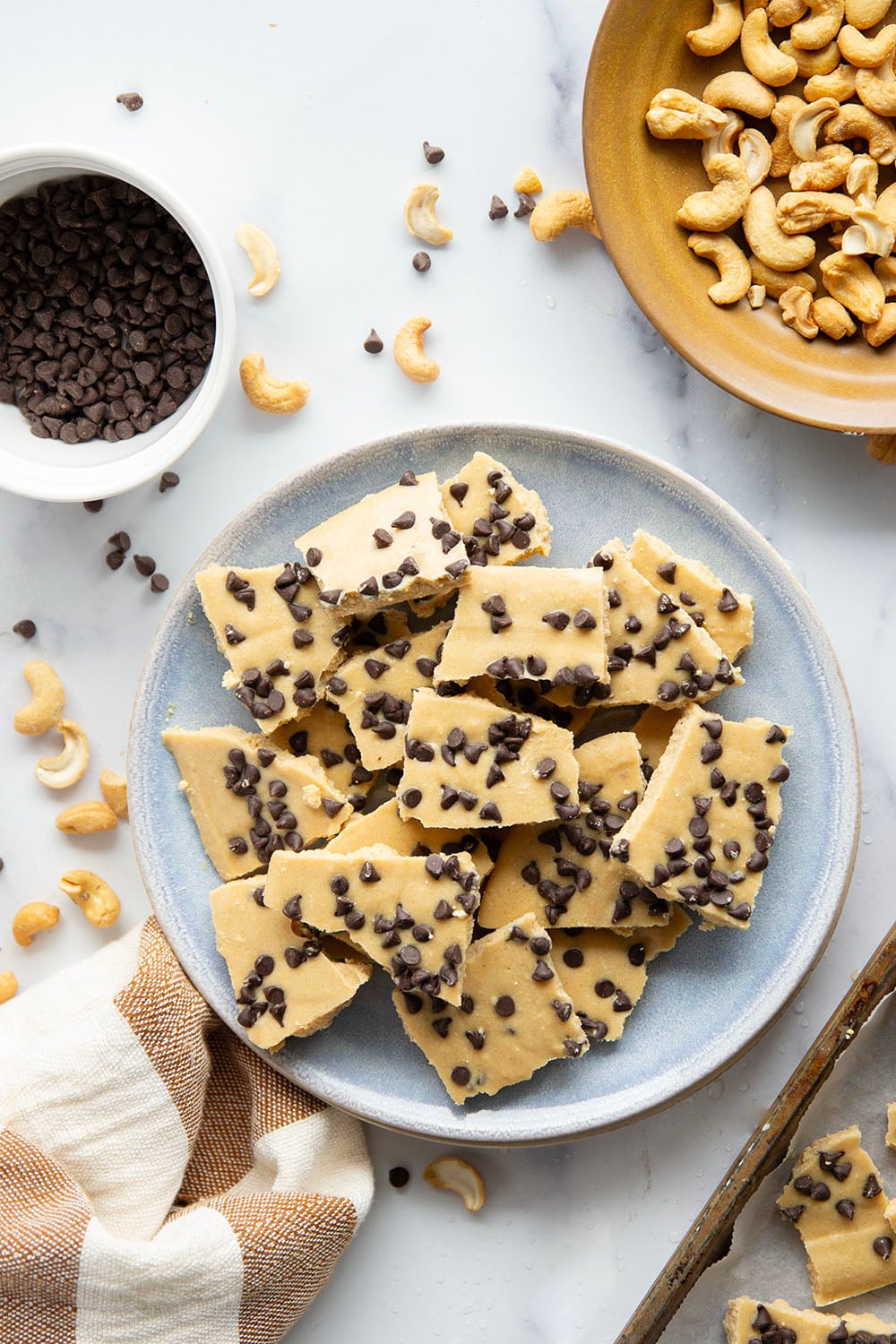 Made completely in the blender with cashews as the base, this cashew cookie dough bark is an easy and healthier holiday dessert option.