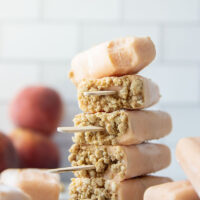 Juicy summer peaches and a crunchy brown sugar streusel are the perfect match in these multi-layered peach popsicles!