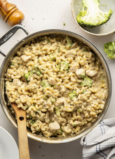 Dinner's on the table in only 30 minutes with this broccoli chicken mac and cheese that's loaded with juicy chicken cubes, tender broccoli, and two kinds of cheese.